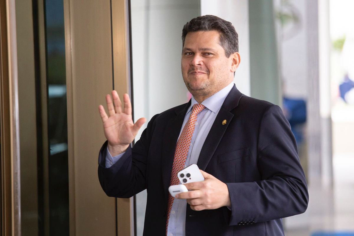 Governistas se dividem sobre "sinais trocados" de Alcolumbre na 6x1