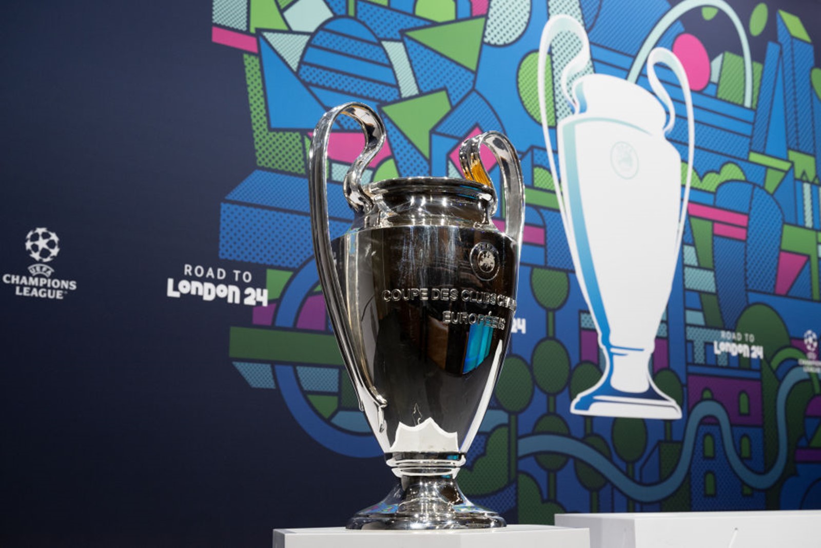 Imagem colorida do troféu da Champions League