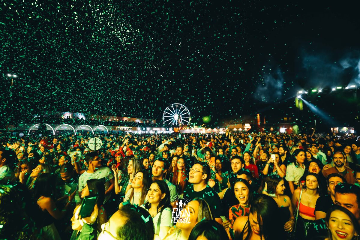 Fotografia colorida mostrando várias pessoas curtindo show-Metrópoles