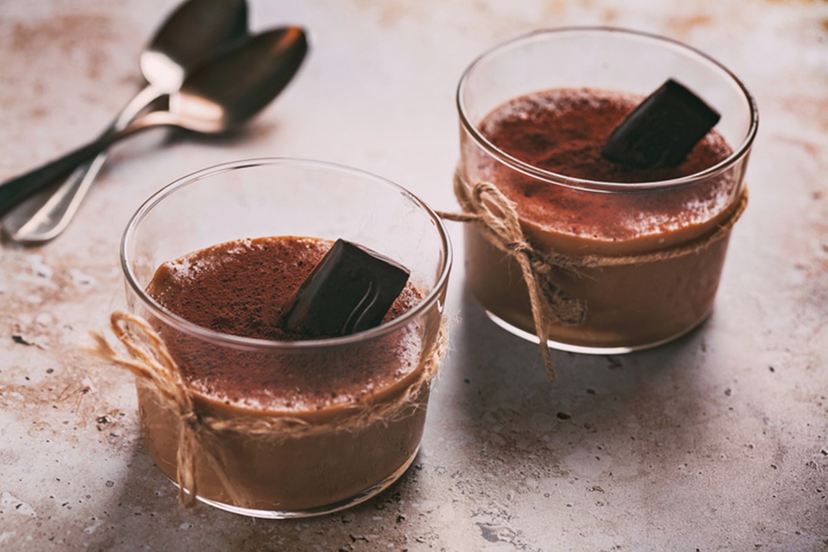 Dois potes de mousse de chocolate