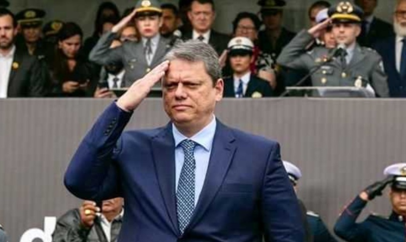 Com investigados, Tarcísio promove 11,2 mil policiais a 5 dias do 1º turno