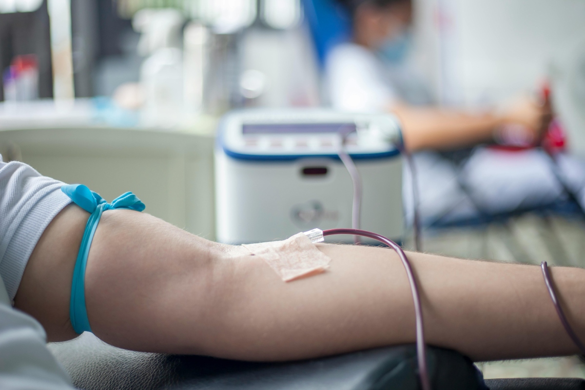 Fotografia colorida de uma pessoa tirando sangue | GDF | Fundação Hemocentro de Brasília (FHB)