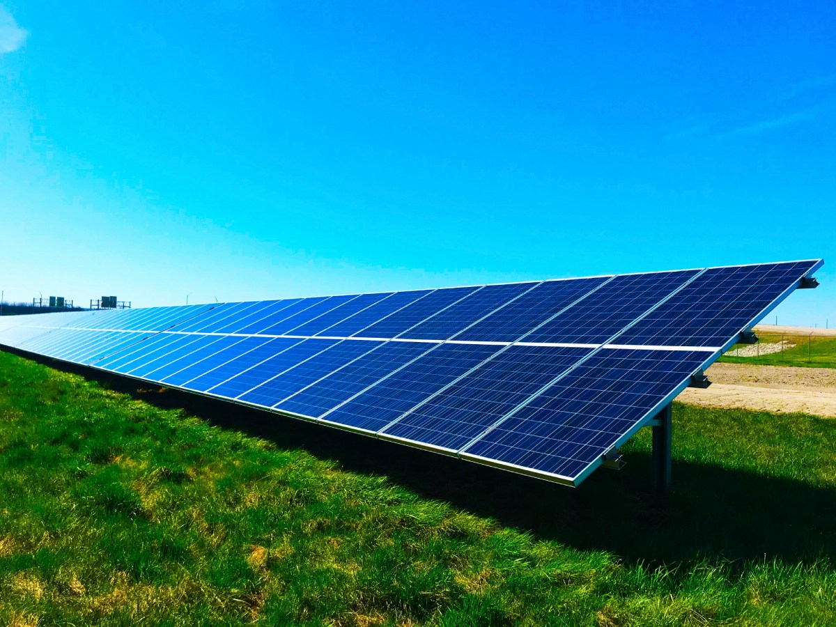 Fotografia colorida de um telão de energia | Energy Summit