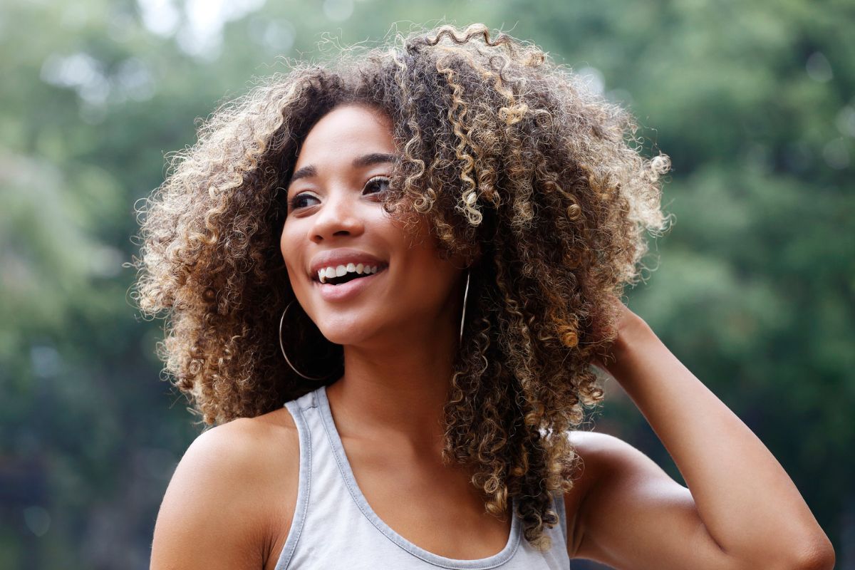 Trança usada por Zendaya faz sucesso; aprenda a reproduzir o penteado 17 Mulher com cabelo cacheado sorrindo