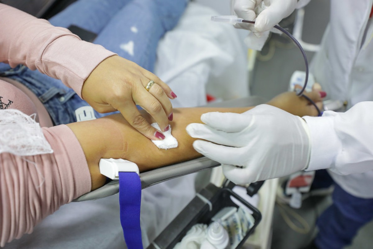 Fotografia colorida mostrando braço durante doação de sangue-Metrópoles