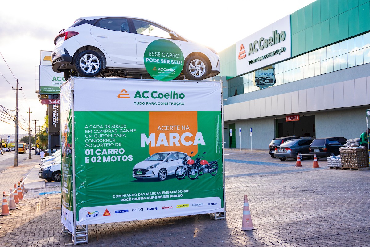 Fotografia colorida mostrando carro sendo exposto em frente de loja-Metrópoles