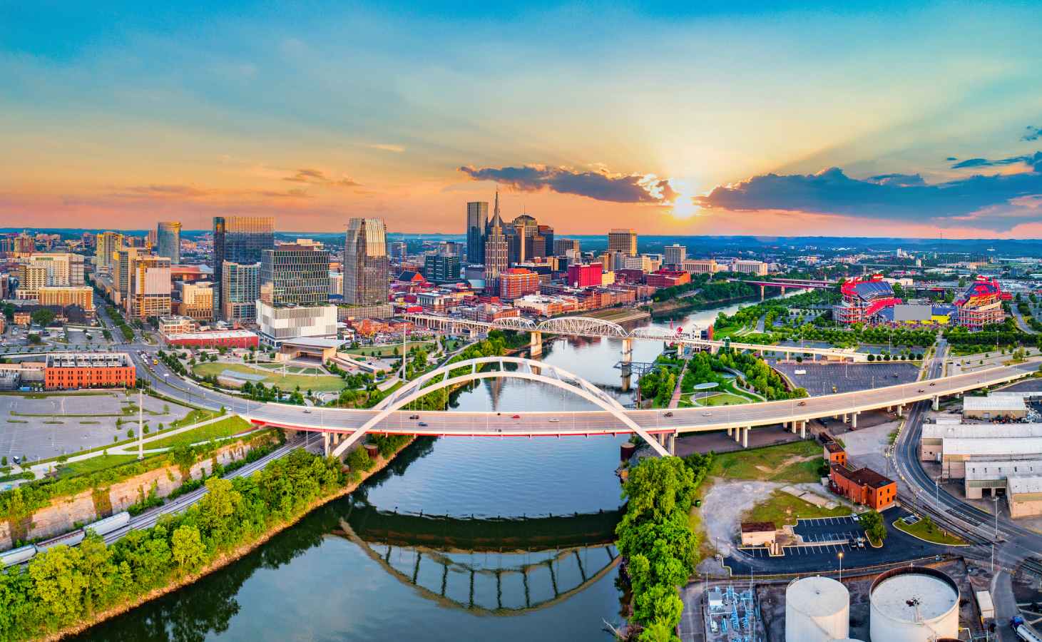 Foto colorida de drone no centro de Nashville, no Tennessee, EUA.
