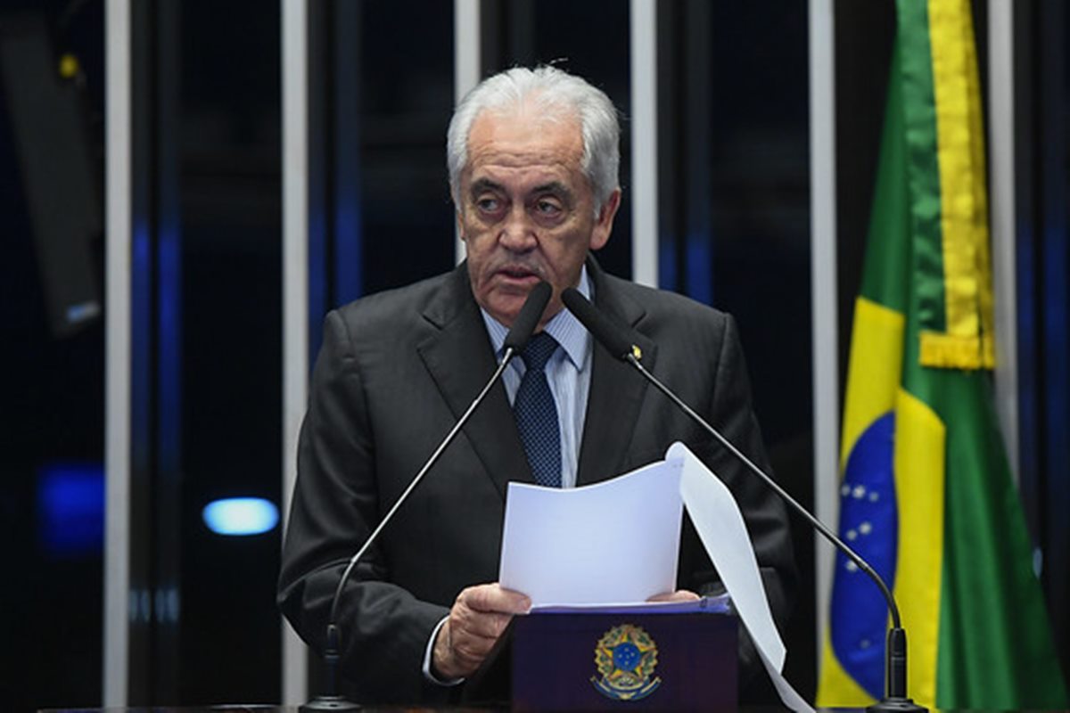 Presidente da CCJ do Senado doa R$ 100 mil para filho candidato - QTU Questões do Universo