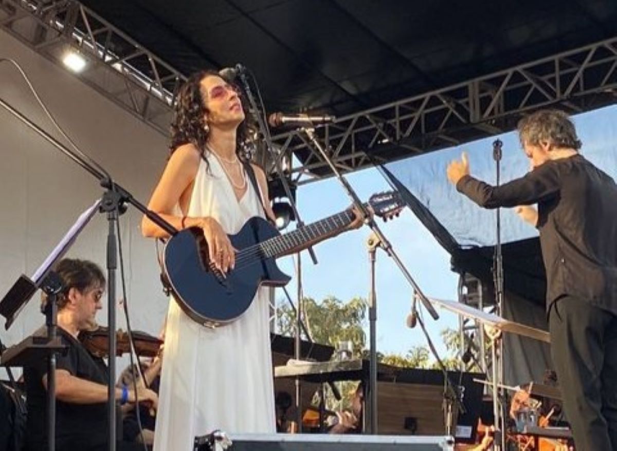Palco de Marisa Monte surge com nome de bet coberto; equipe fala