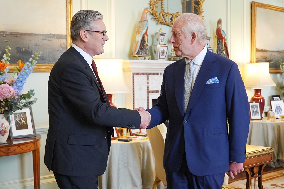 Rei Charles III dá as boas-vindas a Keir Starmer durante audiência no Palácio de Buckingham