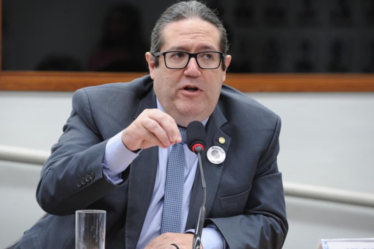 PSol cobra Motta após Câmara vetar termo “ditadura militar” em livro - QTU Questões do Universo