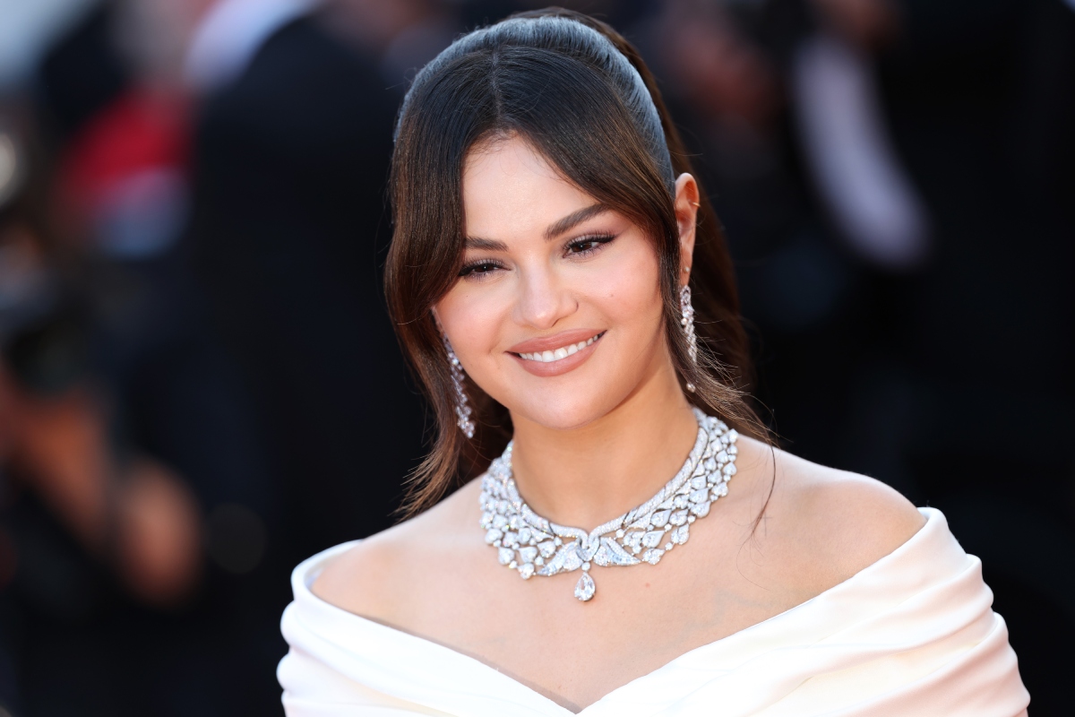 Fotografia colorida de uma mulher olhando para a câmera | Selena Gomez