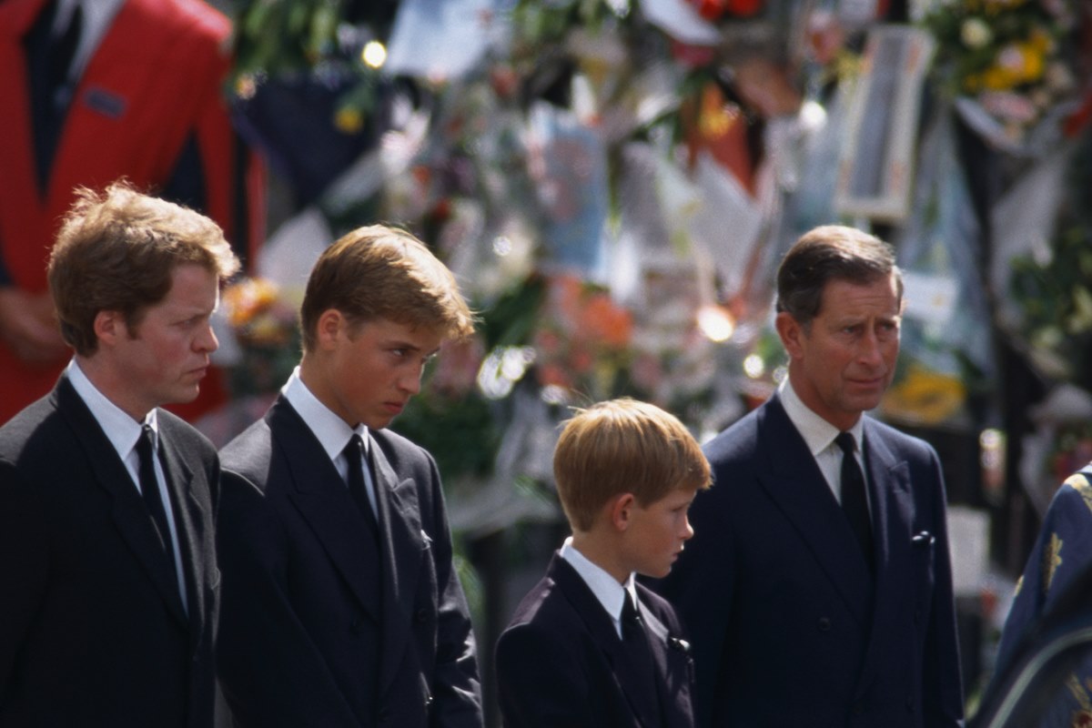 Foto colorida de homens, adolescente e menino com terno preto - Harry - Metrópoles