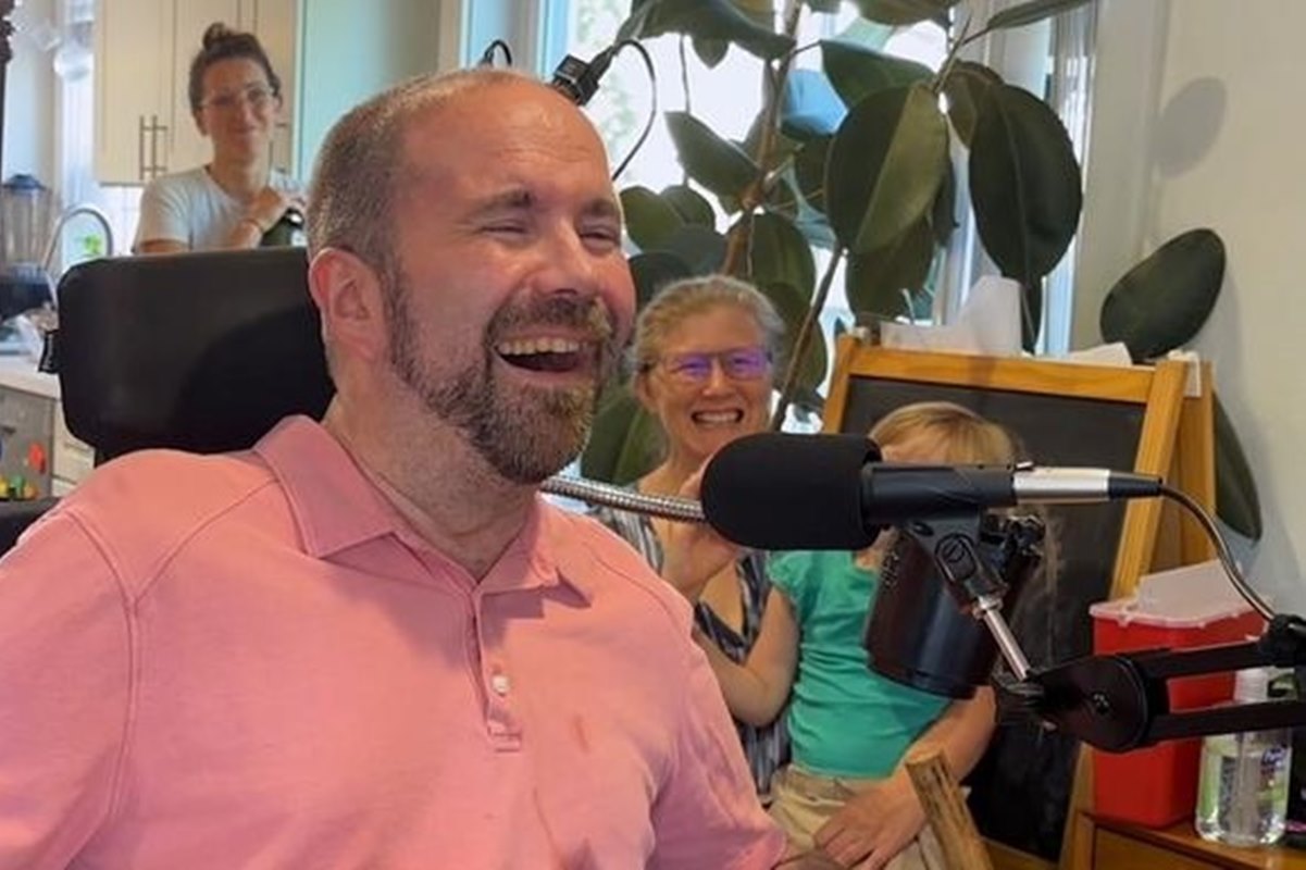 Homem com ALS usando um implante cerebral para se comunicar e interagir com tecnologias