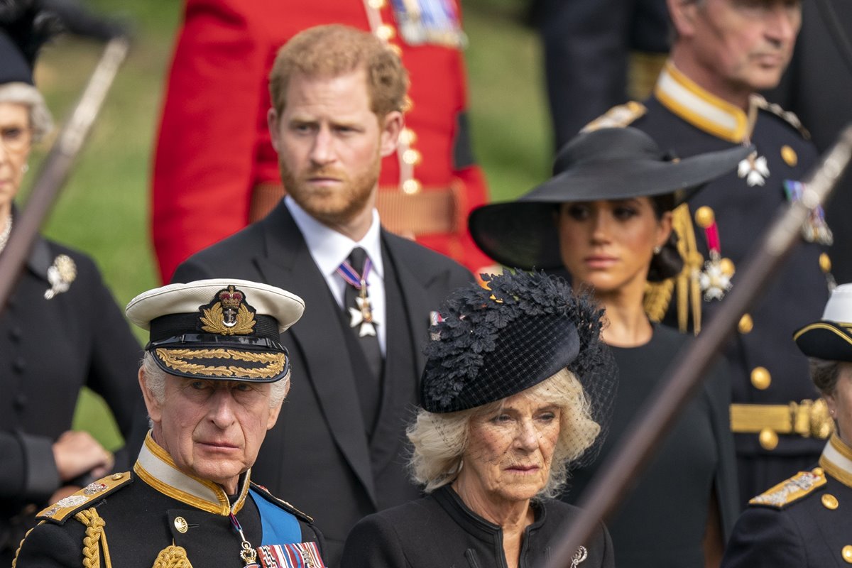 Harry e Meghan devem voltar ao Reino Unido para ficar perto da família