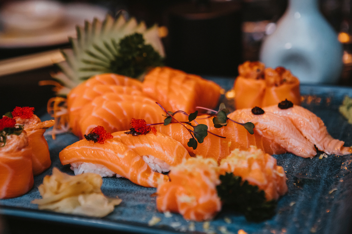 Foto colorida de uma comida japonesa - Metrópoles