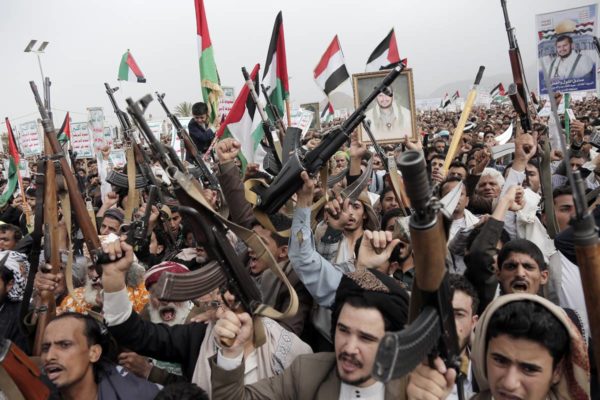 Imagem colorida mostra apoiadores dos Houthis - Metrópoles