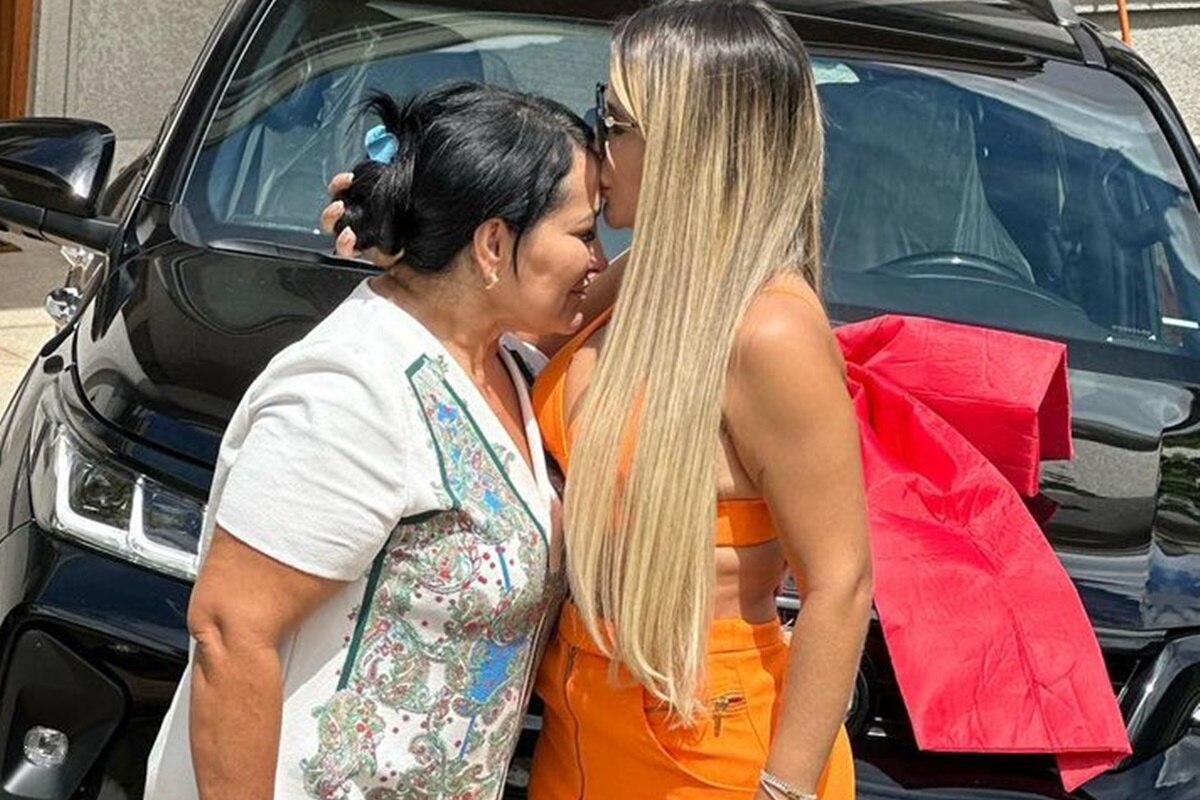 Mãe mostra carta que Deolane escreveu na prisão: "Escolhida de Deus" - Foto