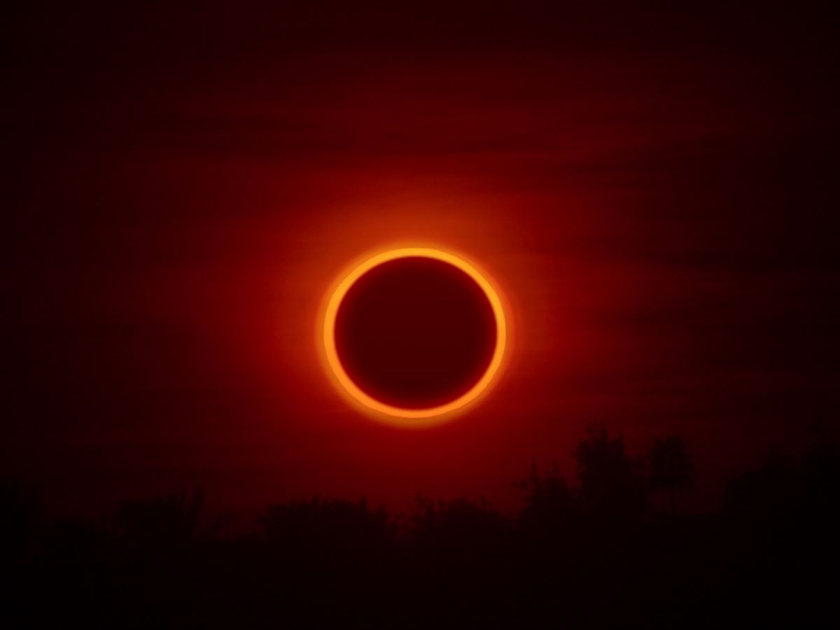 Eclipse Solar Total: Fenômeno Atraí Olhares em Quatro Continentes