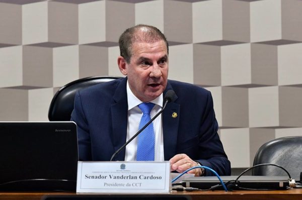 imagem colorida senador vandelan cardoso