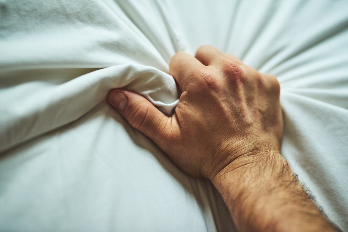 Masturbação com a mão não dominante impacta o cérebro? Ciência responde