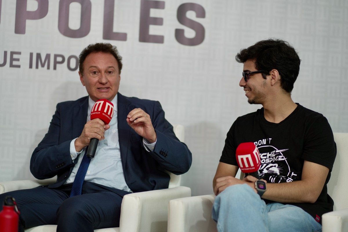 Fotografia colorida mostrando dois homens conversando com microfones sentados em sofás dentro de estúdio-Metrópoles