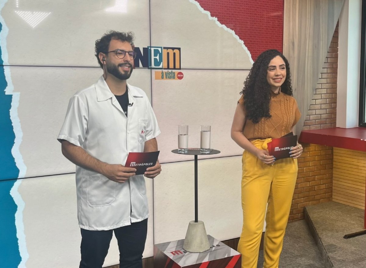 Foto colorida da gravação de um dos episódios do videocast Enem à Vista - Metrópoles