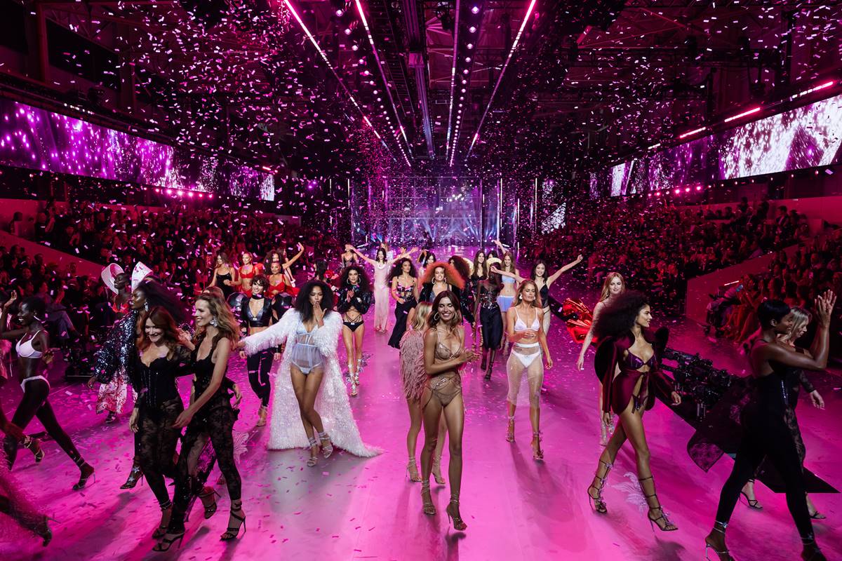Na imagem com cor, modelos da Victoria's Secret - Metrópoles