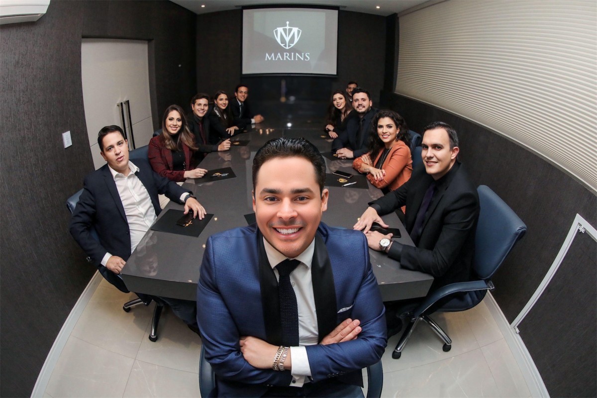 Fotografia colorida mostrando equipe de advogados em escritório-Metrópoles
