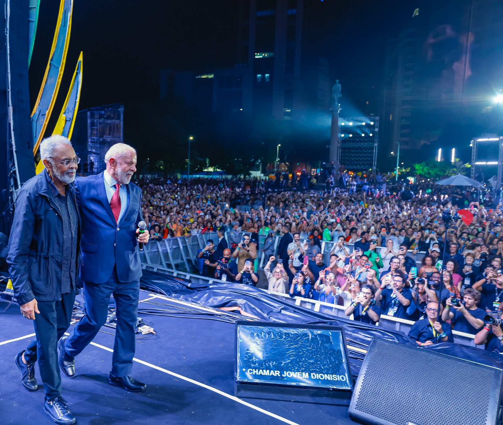 Lula e Gilberto Gil celebram reabertura de teatro histórico em Salvador