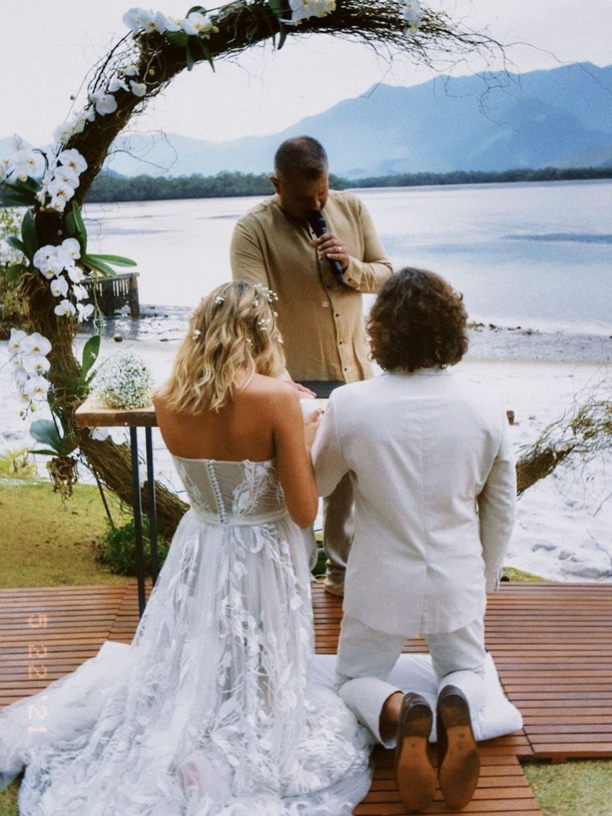 Apóstolo Rina, da igreja Bola de Neve, celebrou o casamento de Sasha Meneghel e João Lucas