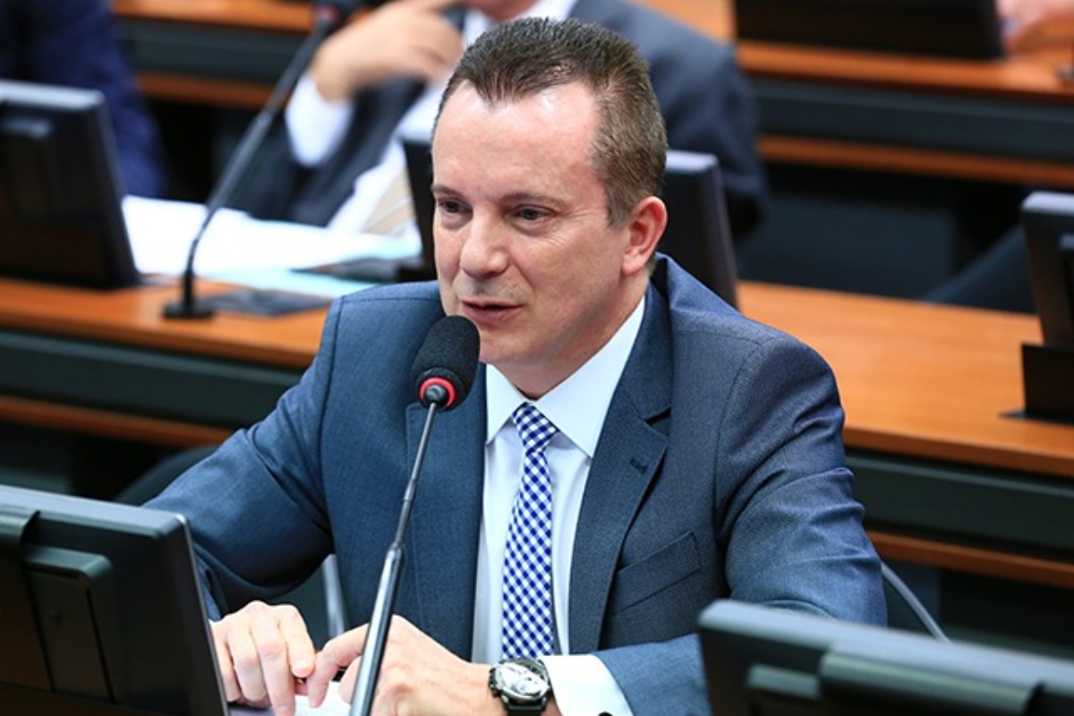 Russomanno apresentou projeto beneficiando o filho, candidato como tenente