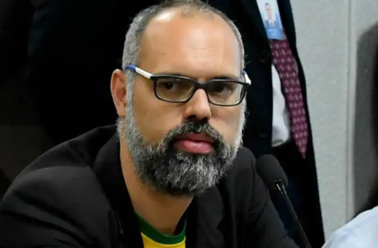 Allan dos Santos volta a alfinetar Nikolas Ferreira após áudios com Vorcaro