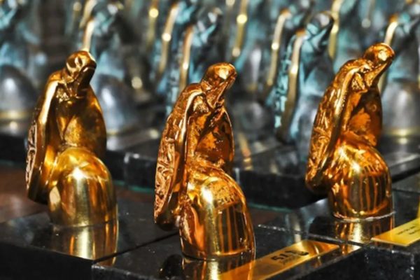 Foto colorida do troféu do Prêmio Jabuti - Metrópoles