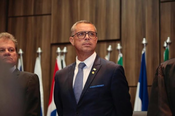 Imagem colorida do governador de Sergipe, Fábio Mitidieri - Metrópoles