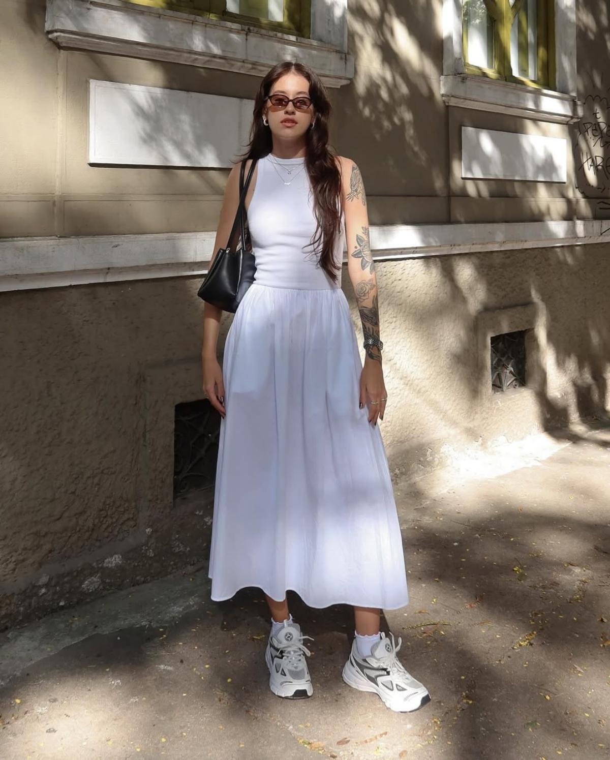na imagem com cor, foto de influencer com vestido midi com bolsos - metrópoles