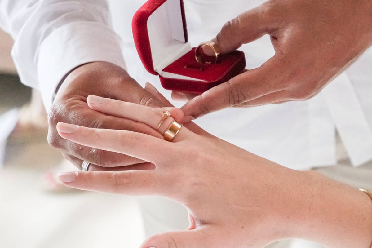 Homem pede mulher em casamento em recepção de hospital