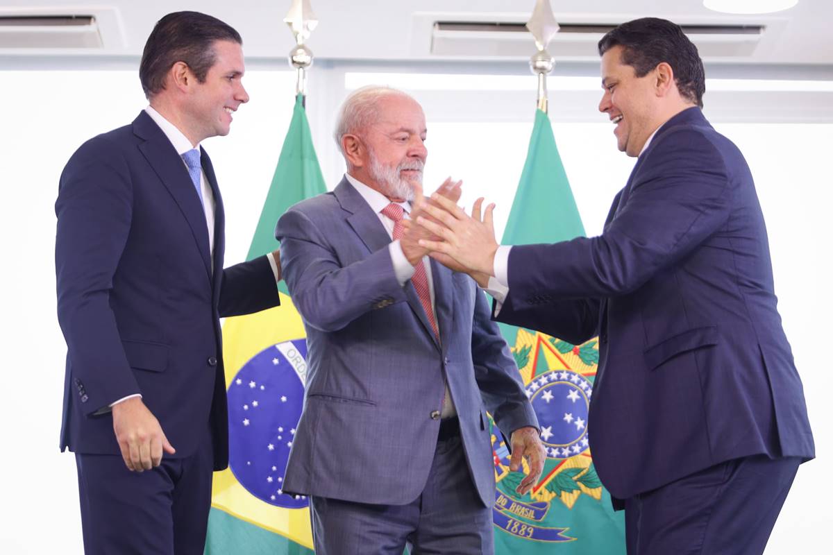 Taxa das blusinhas: Motta anuncia avanço na comissão após reunião com Lula
