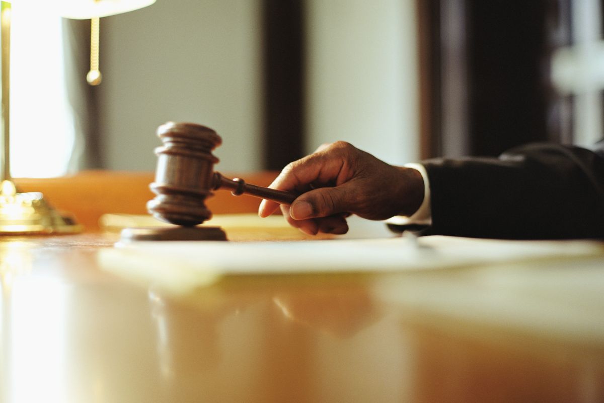 Justiça bloqueia recursos de plataforma investigada por fraude milionária