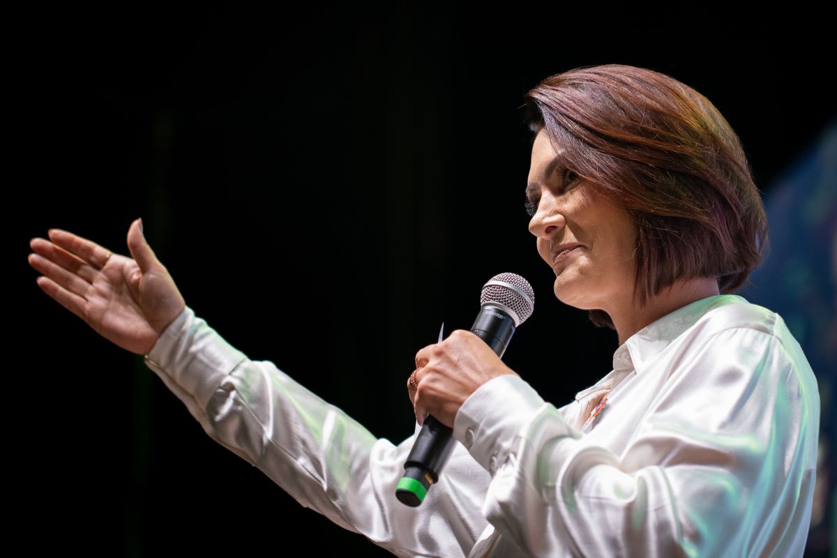 Michelle Bolsonaro sinaliza a aliados que vai ser candidata ao Senado