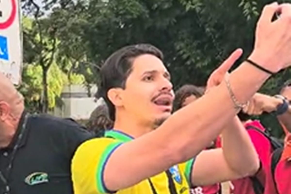 Candidato conhecido por atrapalhar aulas toma "dedada" na UnB e chuta aluno - QTU Questões do Universo
