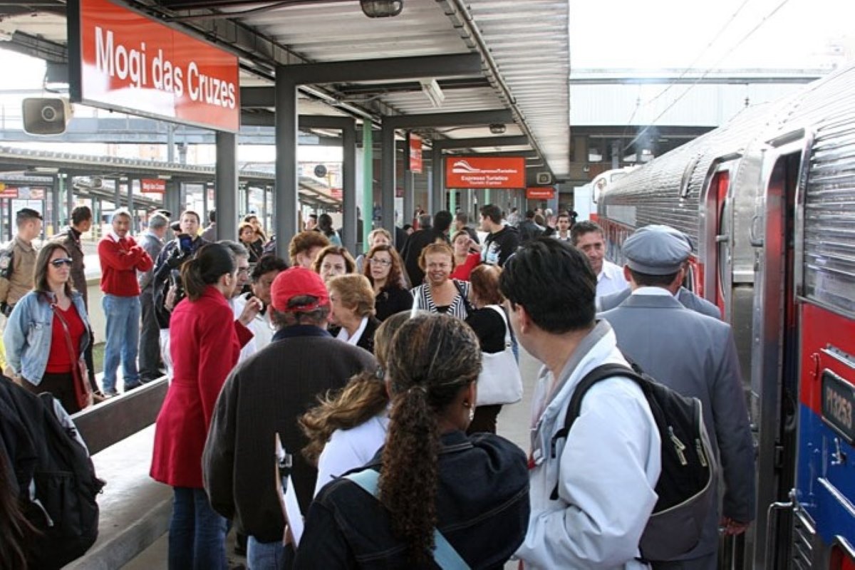 Tarcísio sanciona lei que assegura emprego de ferroviários da CPTM