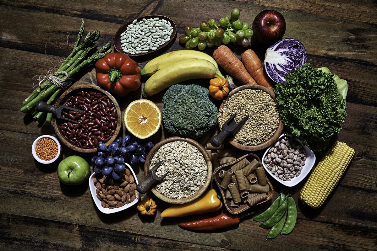 Temas de alimentos saudáveis e dietéticos. Vista de cima da mesa de vegetais frescos e legumes em uma mesa de madeira rústica. A comida é rica em fibras, ideal para dieta e alimentação saudável. Metrópoles