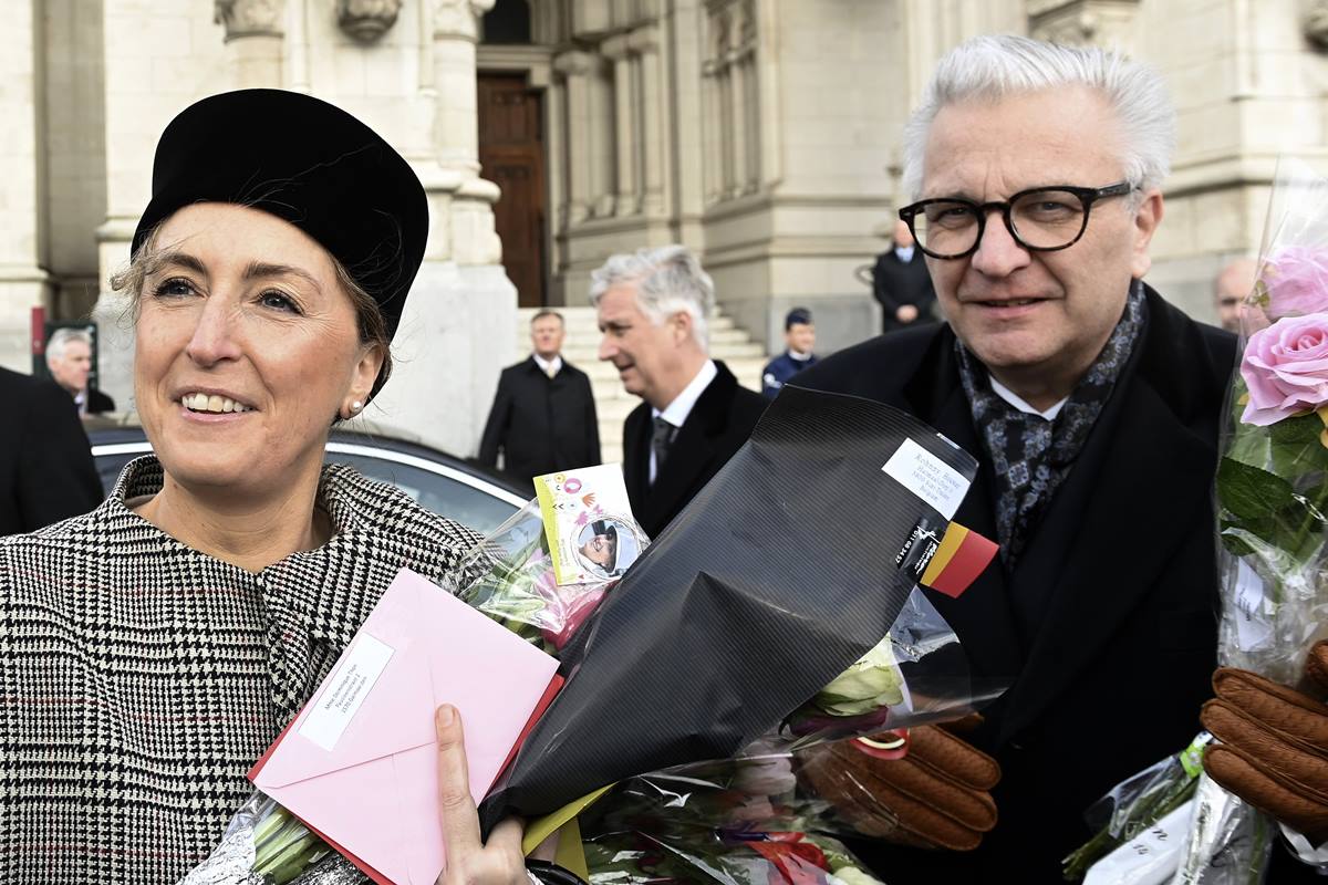 Foto colorida de mulher e homem segurando flores - Metrópoles