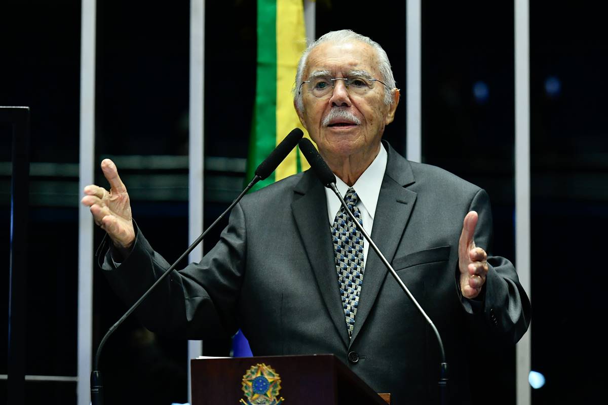 Sarney segue em tratamento de pneumonia, com "evolução clínica favorável"