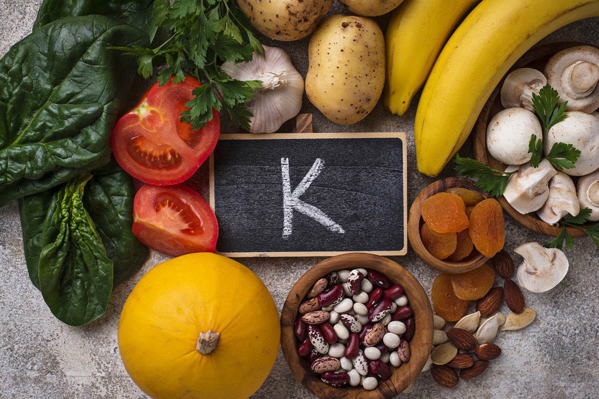 Produtos que contêm potássio. Conceito de alimentação saudável. Vista superior. Potássio pode ajudar na hipertensão. Metrópoles