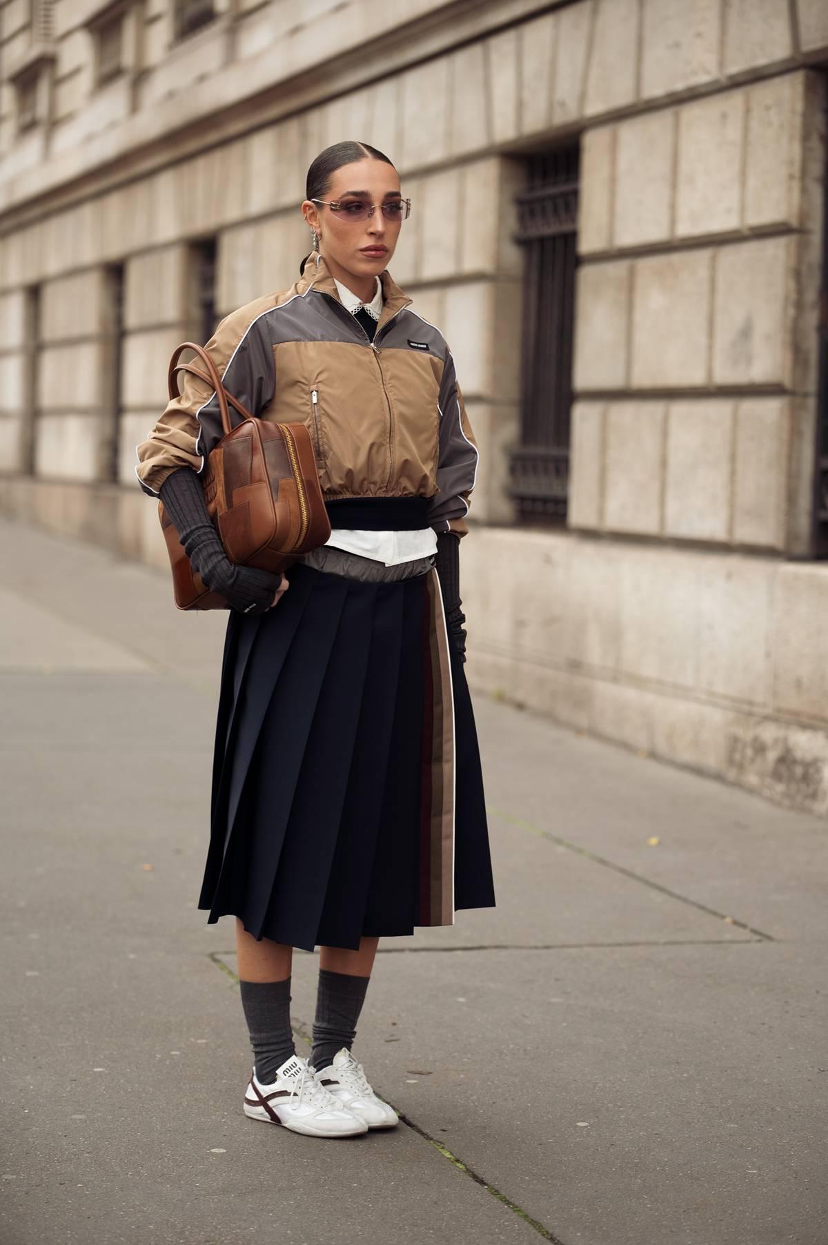 Look de street style com tênis branco - Metrópoles
