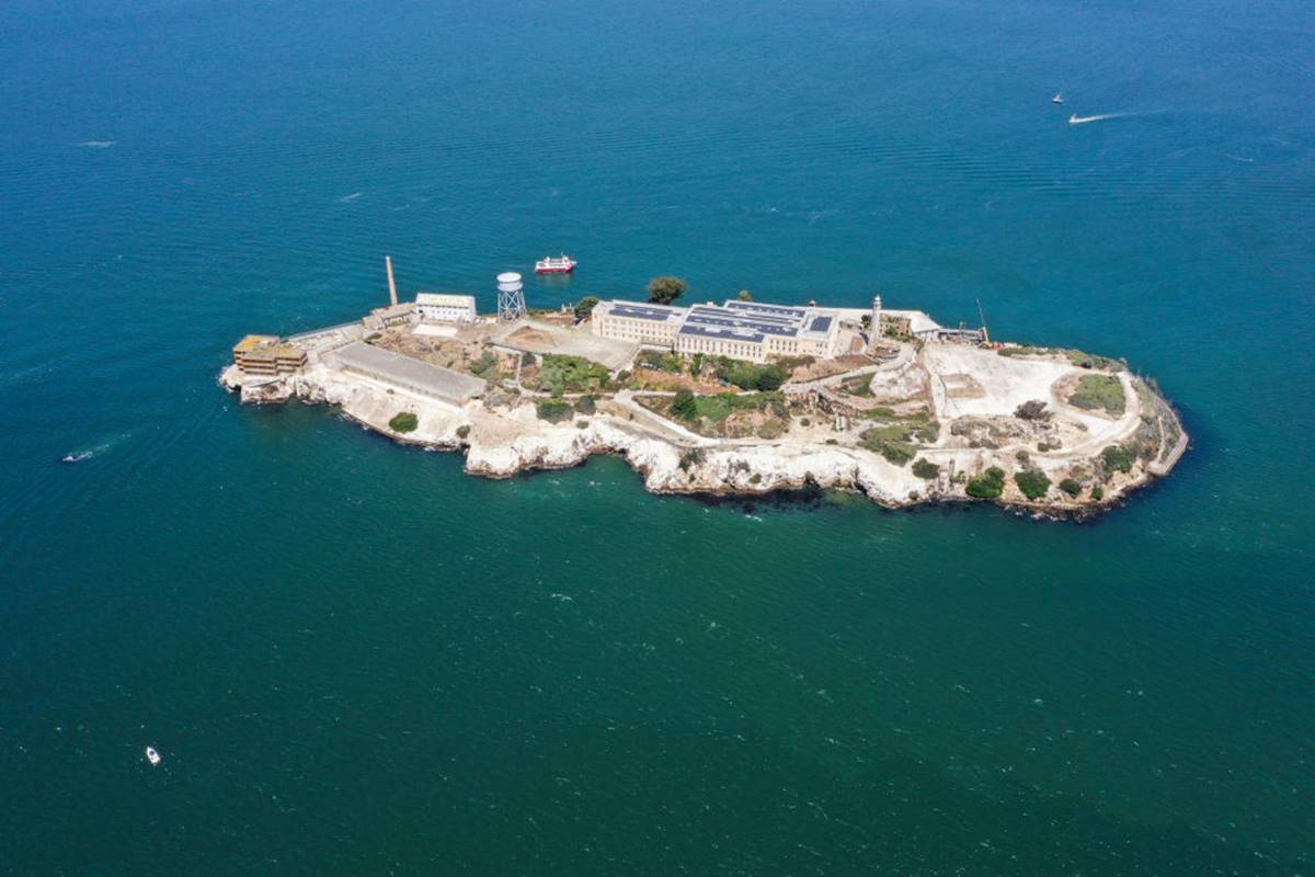 Barco afunda perto da Ilha de Alcatraz e pelo menos uma pessoa morre