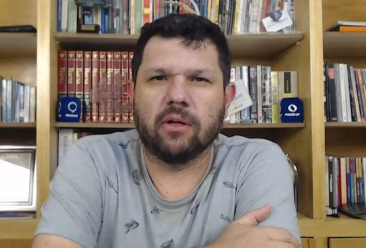 PGR denuncia blogueiro Oswaldo Eustáquio por associação criminosa - QTU Questões do Universo