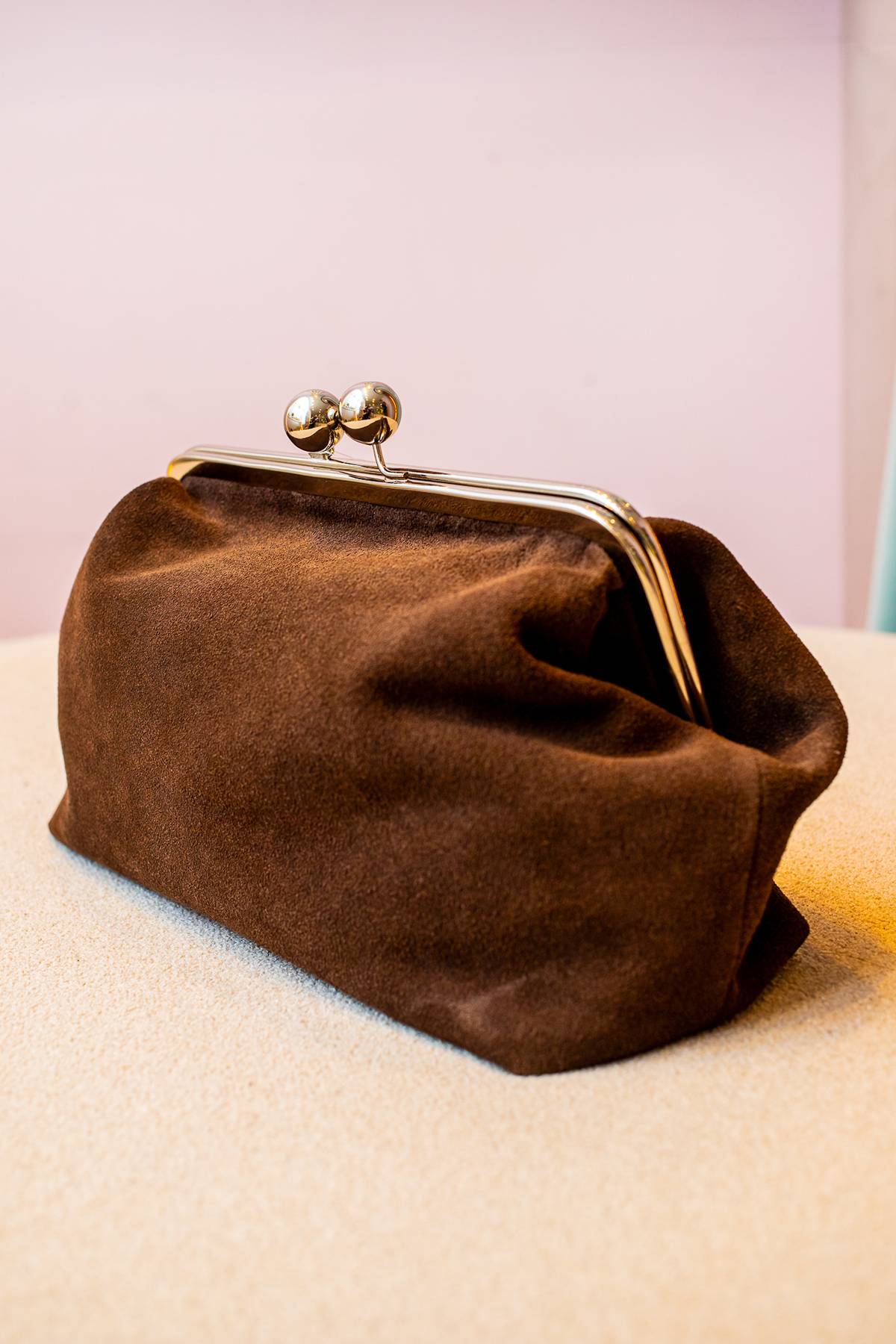 Bolsa com fecho kiss lock da Confraria Studio - Metrópoles
